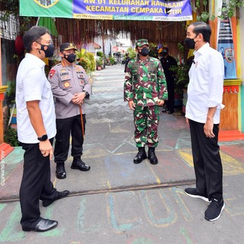 Gaya Jokowi Blusukan Cek Pelaksanaan PPKM Mikro Cempaka Putih