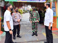 Gaya Jokowi Blusukan Cek Pelaksanaan PPKM Mikro Cempaka Putih