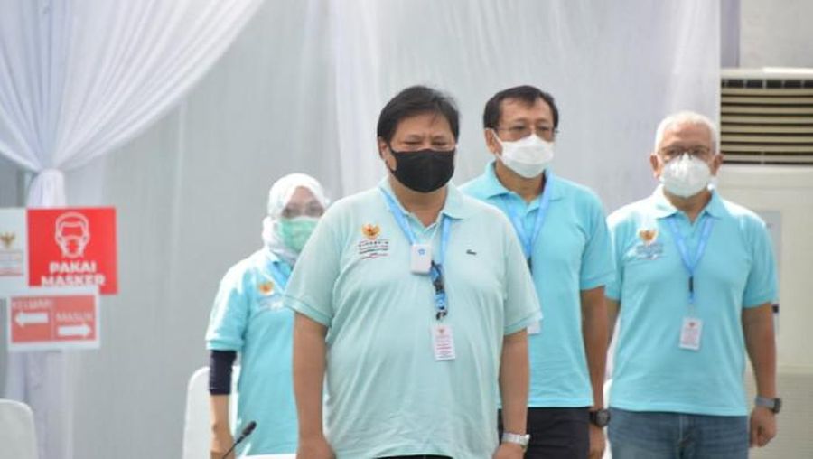 Menteri Koordinator Bidang Perekonomian Airlangga Hartarto tampak menggunakan 'Kalung' Air Purifier. (Bondan/Humas Kemenko Ekonomi)