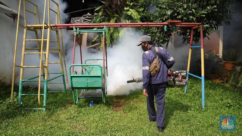 Petugas Puskesmas Jagakarsa menyemprot fogging di Perumahan RT 07/07 Kawasan, Jagakarsa, Jakarta Selatan, Jumat (25/6). (CNBC Indonesia/Muhammad Sabki)