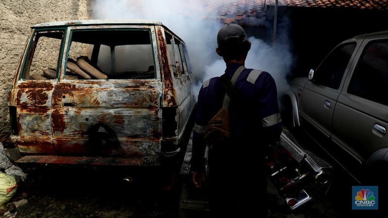 Petugas Puskesmas Jagakarsa menyemprot fogging di Perumahan RT 07/07 Kawasan, Jagakarsa, Jakarta Selatan, Jumat (25/6). (CNBC Indonesia/Muhammad Sabki)