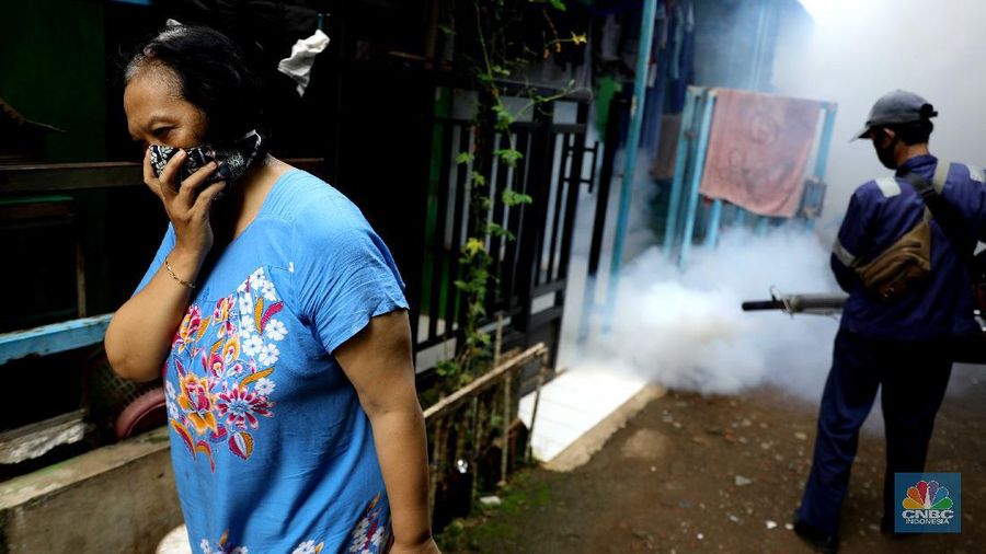Petugas Puskesmas Jagakarsa menyemprot fogging di Perumahan RT 07/07 Kawasan, Jagakarsa, Jakarta Selatan, Jumat (25/6). (CNBC Indonesia/Muhammad Sabki)