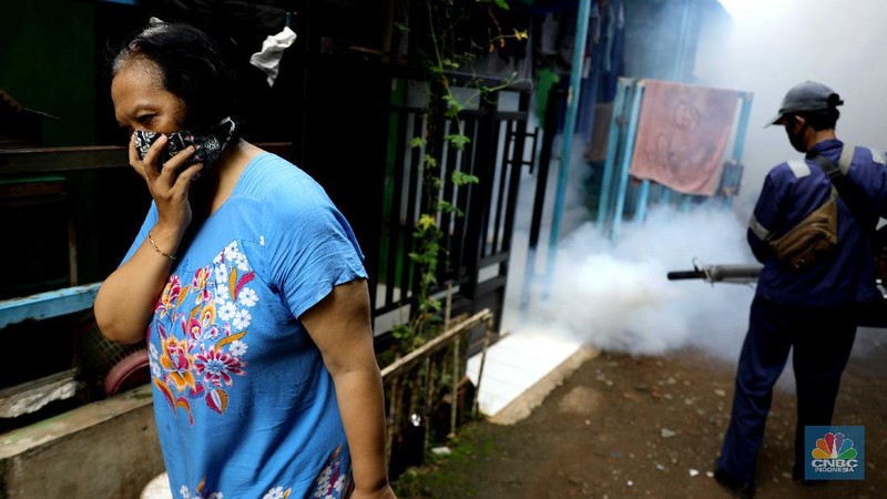 Petugas Puskesmas Jagakarsa menyemprot fogging di Perumahan RT 07/07 Kawasan, Jagakarsa, Jakarta Selatan, Jumat (25/6). (CNBC Indonesia/Muhammad Sabki)