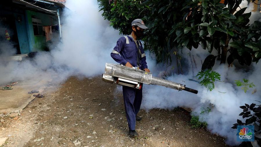 Petugas Puskesmas Jagakarsa menyemprot fogging di Perumahan RT 07/07 Kawasan, Jagakarsa, Jakarta Selatan, Jumat (25/6). (CNBC Indonesia/Muhammad Sabki)