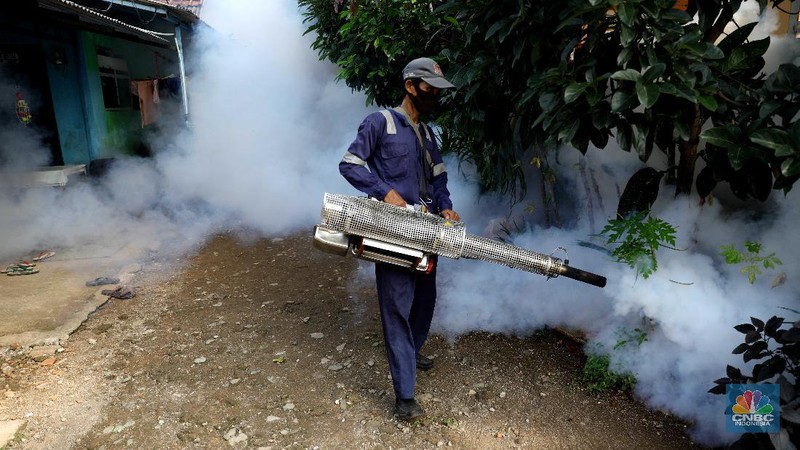 Petugas Puskesmas Jagakarsa menyemprot fogging di Perumahan RT 07/07 Kawasan, Jagakarsa, Jakarta Selatan, Jumat (25/6). (CNBC Indonesia/Muhammad Sabki)