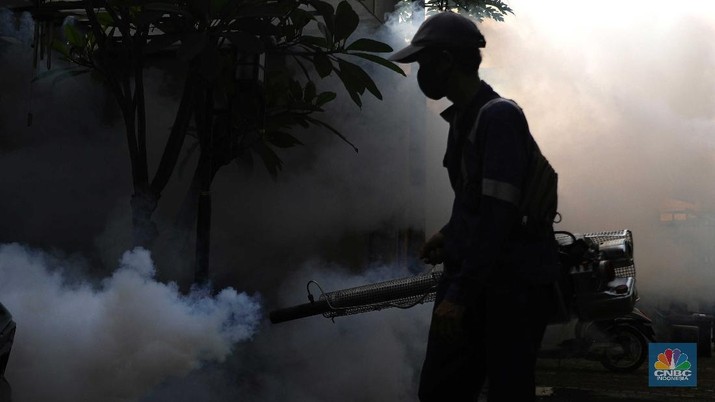 Petugas Puskesmas Jagakarsa menyemprot fogging di Perumahan RT 07/07 Kawasan, Jagakarsa, Jakarta Selatan, Jumat (25/6). (CNBC Indonesia/Muhammad Sabki) Petugas Puskesmas Jagakarsa menyemprot fogging di Perumahan RT 07/07 Kawasan, Jagakarsa, Jakarta Selatan, Jumat (25/6). (CNBC Indonesia/Muhammad Sabki)