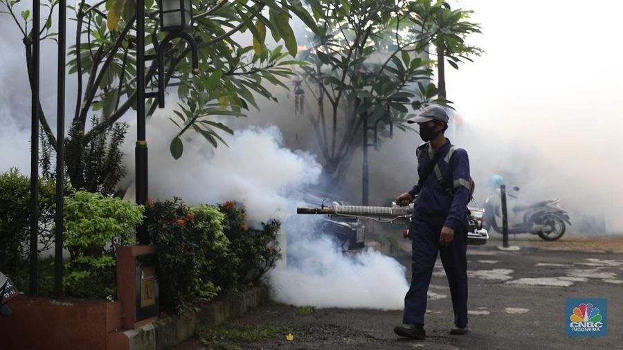 Petugas Puskesmas Jagakarsa menyemprot fogging di Perumahan RT 07/07 Kawasan, Jagakarsa, Jakarta Selatan, Jumat (25/6). (CNBC Indonesia/Muhammad Sabki)