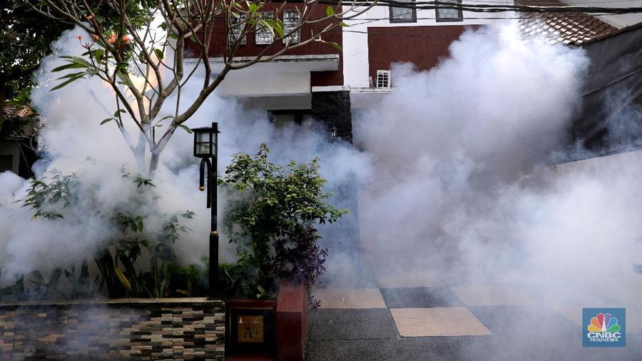 Petugas Puskesmas Jagakarsa menyemprot fogging di Perumahan RT 07/07 Kawasan, Jagakarsa, Jakarta Selatan, Jumat (25/6). (CNBC Indonesia/Muhammad Sabki)