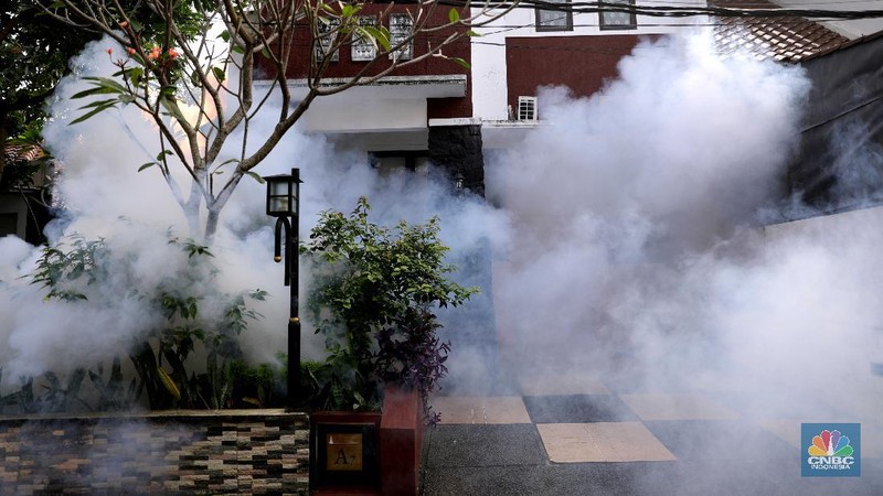 Petugas Puskesmas Jagakarsa menyemprot fogging di Perumahan RT 07/07 Kawasan, Jagakarsa, Jakarta Selatan, Jumat (25/6). (CNBC Indonesia/Muhammad Sabki)