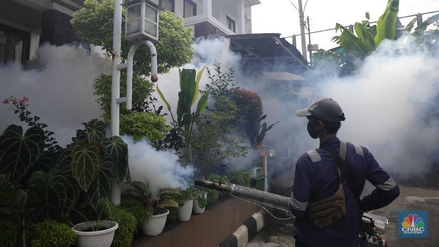 Petugas Puskesmas Jagakarsa menyemprot fogging di Perumahan RT 07/07 Kawasan, Jagakarsa, Jakarta Selatan, Jumat (25/6). (CNBC Indonesia/Muhammad Sabki)