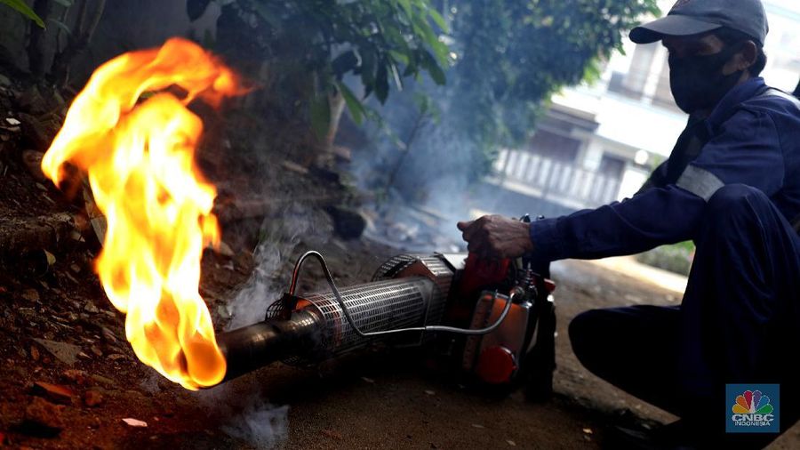 Petugas Puskesmas Jagakarsa menyemprot fogging di Perumahan RT 07/07 Kawasan, Jagakarsa, Jakarta Selatan, Jumat (25/6). (CNBC Indonesia/Muhammad Sabki)
