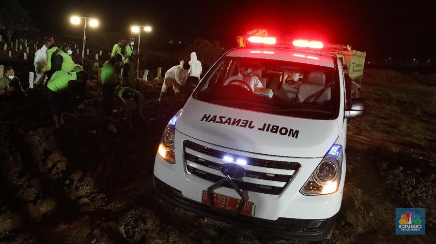 Sejumlah petugas pemakaman lengkap dengan menggunakan alat pelindung diri (APD) memakamkan jenazah Covid-19 di Tempat Pemakaman Umum (TPU) Rorotan, Kota, Jakarta Utara, Jumat (25/6/2021). (CNBC Indonesia/Andrean Kristianto)