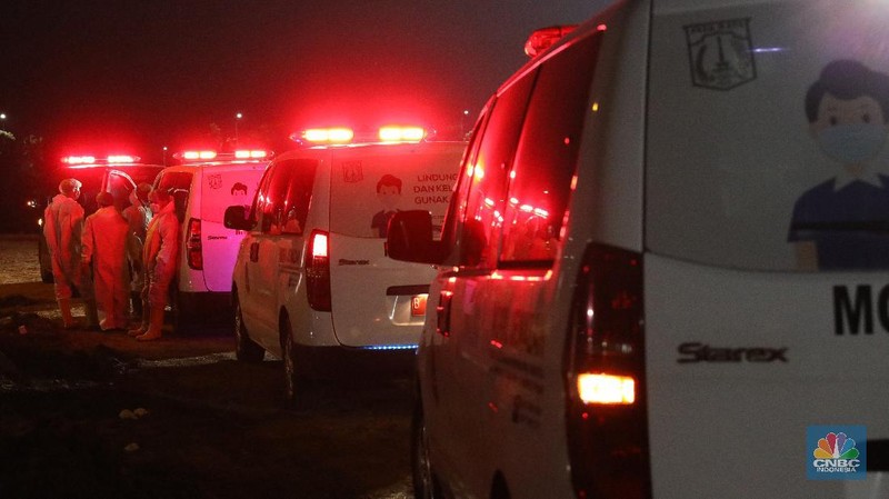 Suasana saat acara tabur bunga korban Sriwijaya Air SJ182 di Perairan Kepulauan Seribu, Jakarta, Jumat, (22/1/2021). Acara tabur bunga tersebut dilakukan diatas KRI Semarang dalam rangka memberikan penghormatan terakhir kepada korban jatuhnya pesawat Sriwijaya Air SJ182 di perairan Kepulauan Seribu pada (9/1/2021). (AP/Tatan Syuflana)