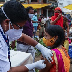 Melihat Jurus India Turunkan Covid, Kebut Vaksin 8 Juta/Hari