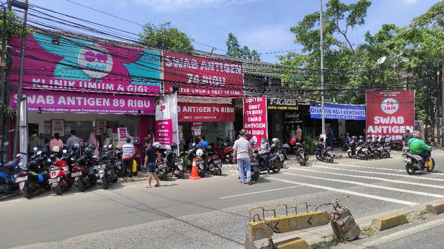 Warga mengantre untuk melakukan pemeriksaan swab antigen di Klinik dan Lab Kirana Medika, kawasan Warung Buncit, Jakarta, Jumat (25/6/2021)..Di saat pandemi seperti ini pemeriksaan swab merupakan hal yang penting untuk mengetahui proses tracking virus corona agar penyebarannya dapat terdeteksi. (CNBC Indonesia/Andrean Kristianto)