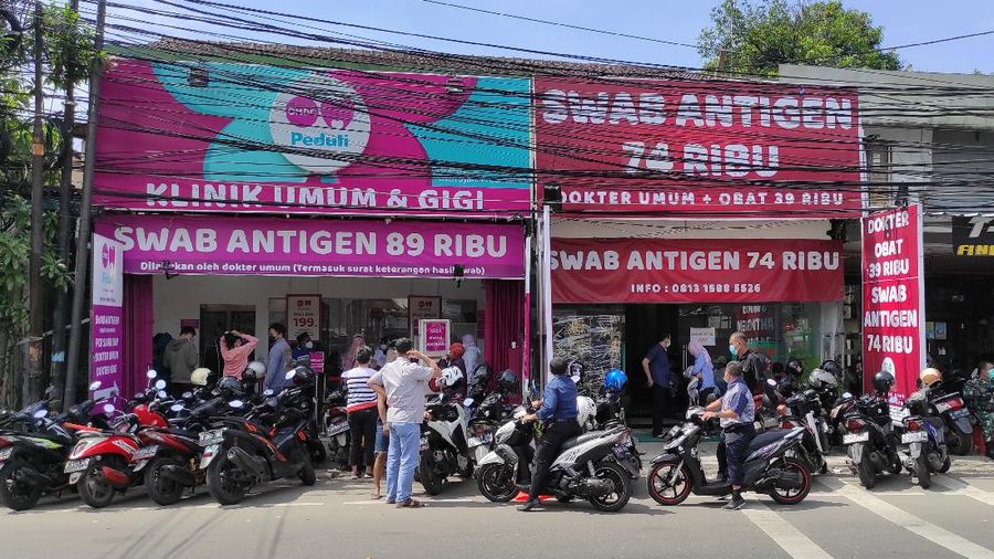 Warga mengantre untuk melakukan pemeriksaan swab antigen di Klinik dan Lab Kirana Medika, kawasan Warung Buncit, Jakarta, Jumat (25/6/2021)..Di saat pandemi seperti ini pemeriksaan swab merupakan hal yang penting untuk mengetahui proses tracking virus corona agar penyebarannya dapat terdeteksi. (CNBC Indonesia/Andrean Kristianto)