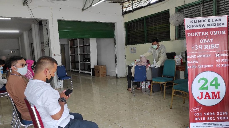Warga mengantre untuk melakukan pemeriksaan swab antigen di Klinik dan Lab Kirana Medika, kawasan Warung Buncit, Jakarta, Jumat (25/6/2021)..Di saat pandemi seperti ini pemeriksaan swab merupakan hal yang penting untuk mengetahui proses tracking virus corona agar penyebarannya dapat terdeteksi. (CNBC Indonesia/Andrean Kristianto)