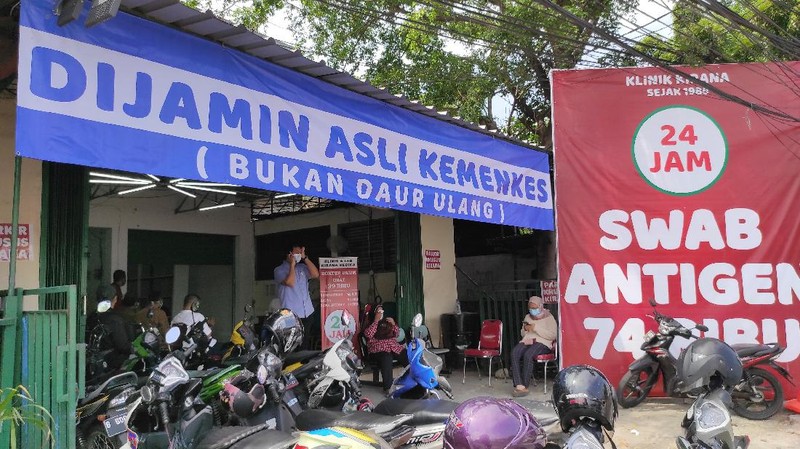 Warga mengantre untuk melakukan pemeriksaan swab antigen di Klinik dan Lab Kirana Medika, kawasan Warung Buncit, Jakarta, Jumat (25/6/2021)..Di saat pandemi seperti ini pemeriksaan swab merupakan hal yang penting untuk mengetahui proses tracking virus corona agar penyebarannya dapat terdeteksi. (CNBC Indonesia/Andrean Kristianto)