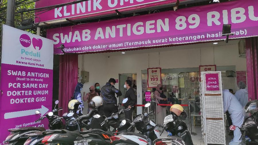 Warga mengantre untuk melakukan pemeriksaan swab antigen di Klinik dan Lab Kirana Medika, kawasan Warung Buncit, Jakarta, Jumat (25/6/2021)..Di saat pandemi seperti ini pemeriksaan swab merupakan hal yang penting untuk mengetahui proses tracking virus corona agar penyebarannya dapat terdeteksi. (CNBC Indonesia/Andrean Kristianto)