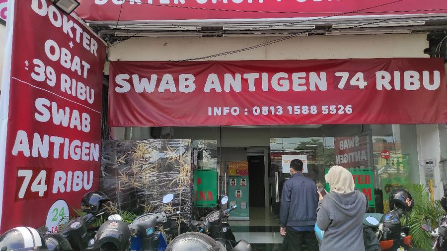 Warga mengantre untuk melakukan pemeriksaan swab antigen di Klinik dan Lab Kirana Medika, kawasan Warung Buncit, Jakarta, Jumat (25/6/2021)..Di saat pandemi seperti ini pemeriksaan swab merupakan hal yang penting untuk mengetahui proses tracking virus corona agar penyebarannya dapat terdeteksi. (CNBC Indonesia/Andrean Kristianto)