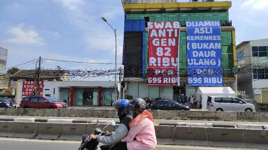 Warga mengantre untuk melakukan pemeriksaan swab antigen di Klinik dan Lab Kirana Medika, kawasan Warung Buncit, Jakarta, Jumat (25/6/2021)..Di saat pandemi seperti ini pemeriksaan swab merupakan hal yang penting untuk mengetahui proses tracking virus corona agar penyebarannya dapat terdeteksi. (CNBC Indonesia/Andrean Kristianto)