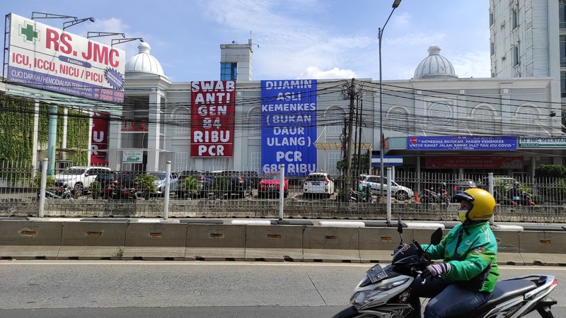 Warga mengantre untuk melakukan pemeriksaan swab antigen di Klinik dan Lab Kirana Medika, kawasan Warung Buncit, Jakarta, Jumat (25/6/2021)..Di saat pandemi seperti ini pemeriksaan swab merupakan hal yang penting untuk mengetahui proses tracking virus corona agar penyebarannya dapat terdeteksi. (CNBC Indonesia/Andrean Kristianto) Warga mengantre untuk melakukan pemeriksaan swab antigen di Klinik dan Lab Kirana Medika, kawasan Warung Buncit, Jakarta, Jumat (25/6/2021)..Di saat pandemi seperti ini pemeriksaan swab merupakan hal yang penting untuk mengetahui proses tracking virus corona agar penyebarannya dapat terdeteksi. (CNBC Indonesia/Andrean Kristianto)