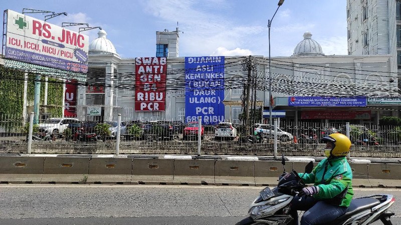 Warga mengantre untuk melakukan pemeriksaan swab antigen di Klinik dan Lab Kirana Medika, kawasan Warung Buncit, Jakarta, Jumat (25/6/2021)..Di saat pandemi seperti ini pemeriksaan swab merupakan hal yang penting untuk mengetahui proses tracking virus corona agar penyebarannya dapat terdeteksi. (CNBC Indonesia/Andrean Kristianto)