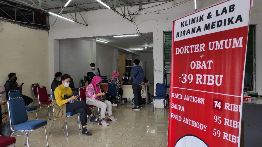 Warga mengantre untuk melakukan pemeriksaan swab antigen di Klinik dan Lab Kirana Medika, kawasan Warung Buncit, Jakarta, Jumat (25/6/2021)..Di saat pandemi seperti ini pemeriksaan swab merupakan hal yang penting untuk mengetahui proses tracking virus corona agar penyebarannya dapat terdeteksi. (CNBC Indonesia/Andrean Kristianto)