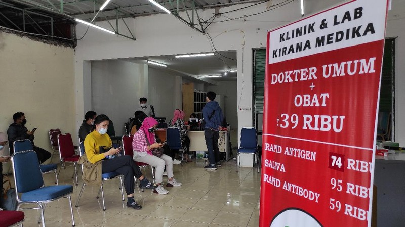 Warga mengantre untuk melakukan pemeriksaan swab antigen di Klinik dan Lab Kirana Medika, kawasan Warung Buncit, Jakarta, Jumat (25/6/2021)..Di saat pandemi seperti ini pemeriksaan swab merupakan hal yang penting untuk mengetahui proses tracking virus corona agar penyebarannya dapat terdeteksi. (CNBC Indonesia/Andrean Kristianto)