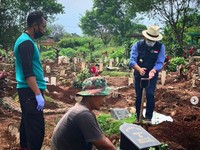 Petugas Makam Covid Curhat ke Kang Emil: Sehari 30-40 Jenazah