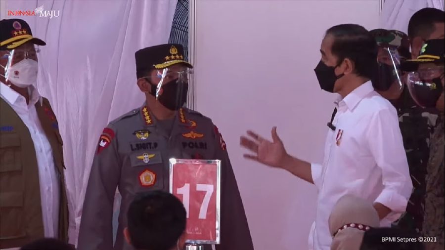 Presiden RI Jokowi Tinjau Vaksinasi Covid-19 Kepada Masyarakat. (Youtube/Bro Pers Sekretariat Presiden)