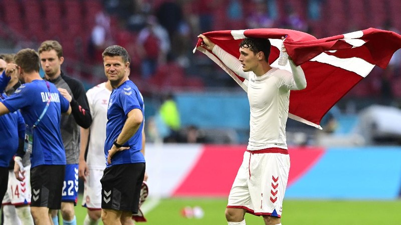 Denmark's Martin Braithwaite, centre, makes an attempt to score during the Euro 2020 soccer championship round of 16 match between Wales and Denmark at Johan Cruyff ArenA in Amsterdam, Netherlands, Saturday, June 26, 2021. (Olaf Kraak/Pool via AP)