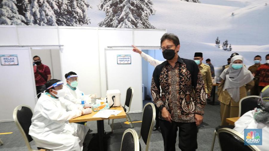 Menteri Kesehatan Budi Gunadi Sadikin (kiri) berbincang dengan tenaga kesehatan di Trans Studio Mall Cibubur, Jawa Barat, Senin (28/6/2021). CT Corp bekerja sama dengan Kementerian Kesehatan dan melibatkan RS Pusat Otak Nasional akan mengadakan program vaksinasi yang terbuka untuk semua KTP Indonesia di 10 lokasi jaringan usaha CT Corp di Jabodetabek. Program ini adalah bentuk CT Corp peduli keselamatan dan kesehatan masyarakat Indonesia.  (CNBC Indonesia/ Tri Susilo)