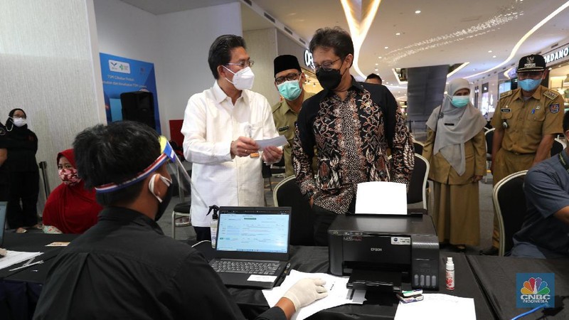 Menteri Kesehatan Budi Gunadi Sadikin (kiri) berbincang dengan tenaga kesehatan di Trans Studio Mall Cibubur, Jawa Barat, Senin (28/6/2021). CT Corp bekerja sama dengan Kementerian Kesehatan dan melibatkan RS Pusat Otak Nasional akan mengadakan program vaksinasi yang terbuka untuk semua KTP Indonesia di 10 lokasi jaringan usaha CT Corp di Jabodetabek. Program ini adalah bentuk CT Corp peduli keselamatan dan kesehatan masyarakat Indonesia.  (CNBC Indonesia/ Tri Susilo)