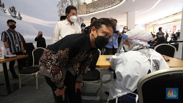 Menteri Kesehatan Budi Gunadi Sadikin meninjau vaksinasi di Trans Studio Mall Cibubur, Jawa Barat, Senin (28/6/2021). (CNBC Indonesia/ Tri Susilo) Menteri Kesehatan Budi Gunadi Sadikin (kiri) berbincang dengan tenaga kesehatan di Trans Studio Mall Cibubur, Jawa Barat, Senin (28/6/2021). CT Corp bekerja sama dengan Kementerian Kesehatan dan melibatkan RS Pusat Otak Nasional akan mengadakan program vaksinasi yang terbuka untuk semua KTP Indonesia di 10 lokasi jaringan usaha CT Corp di Jabodetabek. Program ini adalah bentuk CT Corp peduli keselamatan dan kesehatan masyarakat Indonesia. (CNBC Indonesia/ Tri Susilo)