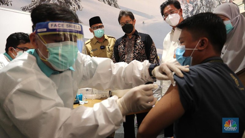 Menteri Kesehatan Budi Gunadi Sadikin (kiri) berbincang dengan tenaga kesehatan di Trans Studio Mall Cibubur, Jawa Barat, Senin (28/6/2021). CT Corp bekerja sama dengan Kementerian Kesehatan dan melibatkan RS Pusat Otak Nasional akan mengadakan program vaksinasi yang terbuka untuk semua KTP Indonesia di 10 lokasi jaringan usaha CT Corp di Jabodetabek. Program ini adalah bentuk CT Corp peduli keselamatan dan kesehatan masyarakat Indonesia.  (CNBC Indonesia/ Tri Susilo)