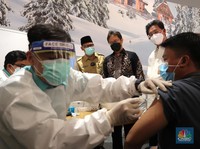 Antusias Warga dalam Vaksinasi Massal CT Corp