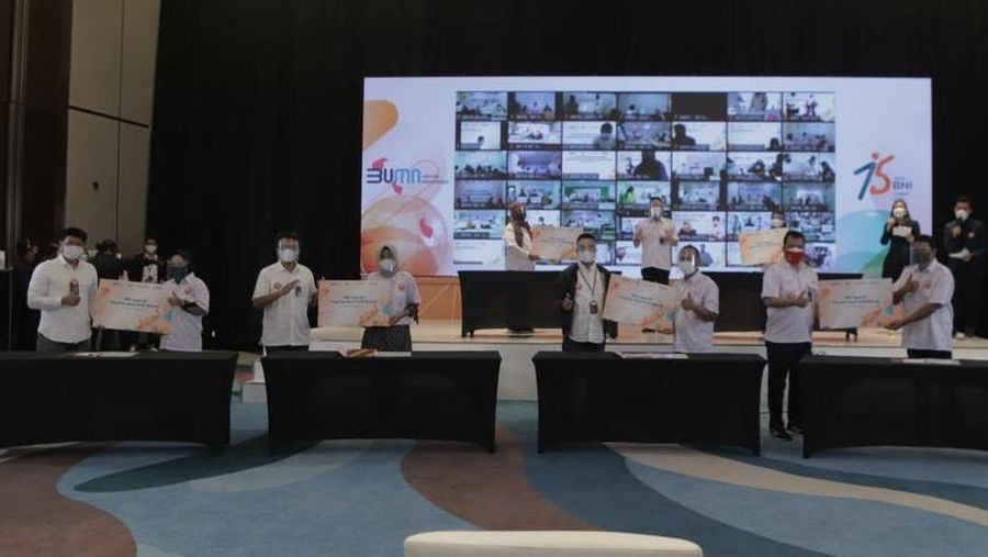 Para Agen46 menunjukkan Perjanjian Kredit Usaha Rakyat (KUR) pasca Akad Massal Virtual yang diselenggarakan di Jakarta, Rabu (28 Juni 2021). Dalam rangka HUT ke-75, BNI menyalurkan KUR dengan maksimal Rp 500 juta secara serentak kepada 750 Agen46 yang tersebar di seluruh Indonesia. (Dok. BNI)