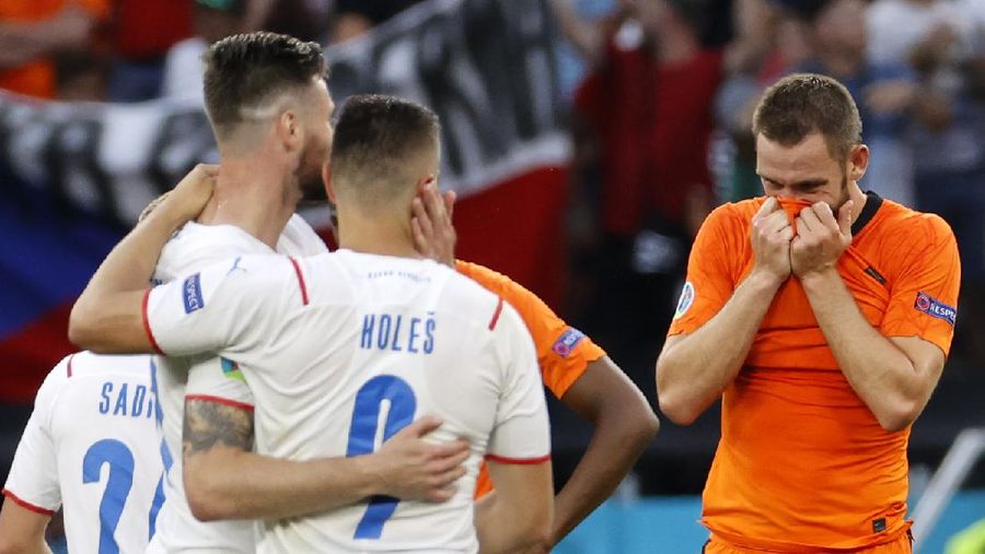 Portugal's Cristiano Ronaldo, right, reacts as Belgium players celebrate following the Euro 2020 soccer championship round of 16 match between Belgium and Portugal at La Cartuja stadium, Seville, Spain, Sunday, June 27, 2021. (Lluis Gene/Pool Photo via AP)