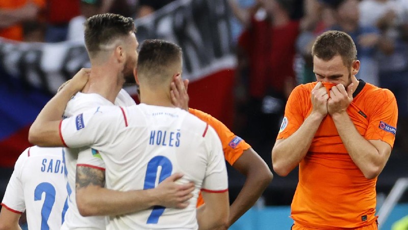 Portugal's Cristiano Ronaldo, right, reacts as Belgium players celebrate following the Euro 2020 soccer championship round of 16 match between Belgium and Portugal at La Cartuja stadium, Seville, Spain, Sunday, June 27, 2021. (Lluis Gene/Pool Photo via AP)