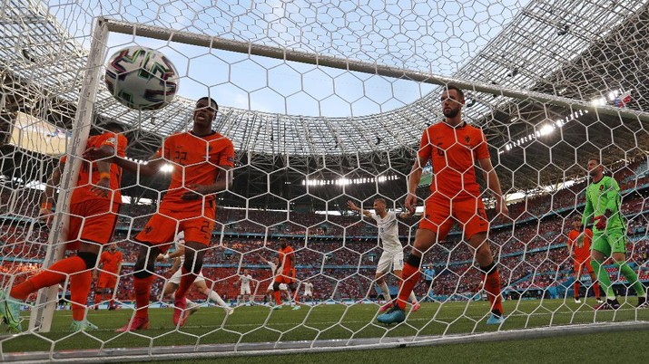 Tomas Soucek dari Republik Ceko melakukan selebrasi setelah rekan satu timnya, Tomas Holes, mencetak gol pertama timnya pada pertandingan babak 16 besar Piala Eropa 2020 antara Belanda dan Republik Ceko di stadion Ferenc Puskas di Budapest, Hongaria, Minggu, 27 Juni 2021. (AP/Darko Bandic, Pool) Czech Republic's Tomas Soucek celebrates after his teammate Czech Republic's Tomas Holes scored their side first goal during the Euro 2020 soccer championship round of 16 match between Netherlands and Czech Republic at the Ferenc Puskas stadium in Budapest, Hungary, Sunday, June 27, 2021. (AP Photo/Darko Bandic, Pool)