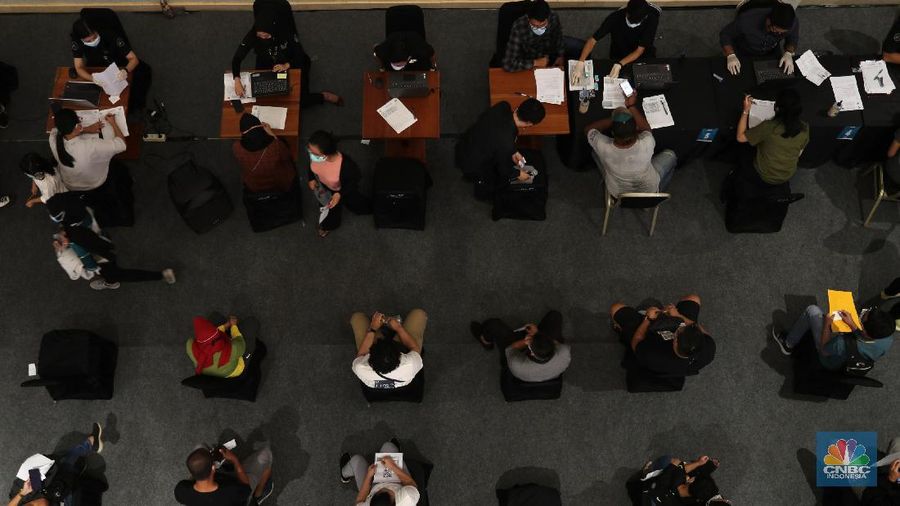 Menteri Kesehatan Budi Gunadi Sadikin (kiri) berbincang dengan tenaga kesehatan di Trans Studio Mall Cibubur, Jawa Barat, Senin (28/6/2021). CT Corp bekerja sama dengan Kementerian Kesehatan dan melibatkan RS Pusat Otak Nasional akan mengadakan program vaksinasi yang terbuka untuk semua KTP Indonesia di 10 lokasi jaringan usaha CT Corp di Jabodetabek. Program ini adalah bentuk CT Corp peduli keselamatan dan kesehatan masyarakat Indonesia.  (CNBC Indonesia/ Tri Susilo)