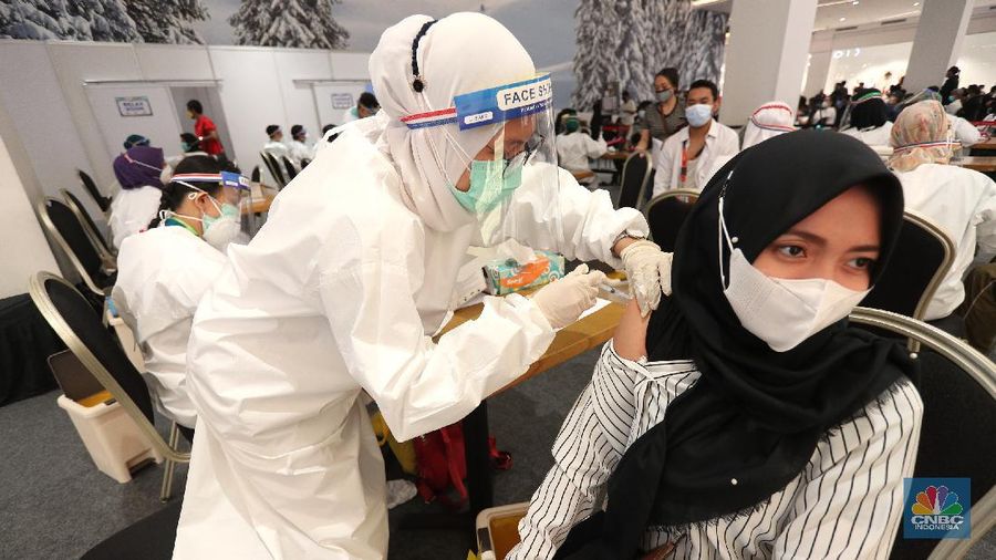 Vaksinasi di Trans Studio Mall Cibubur, Jawa Barat, Senin (28/6/2021). CT Corp bekerja sama dengan Kementerian Kesehatan dan melibatkan RS Pusat Otak Nasional akan mengadakan program vaksinasi yang terbuka untuk semua KTP Indonesia di 10 lokasi jaringan usaha CT Corp di Jabodetabek. Program ini adalah bentuk CT Corp peduli keselamatan dan kesehatan masyarakat Indonesia. (CNBC Indonesia/ Tri Susilo)