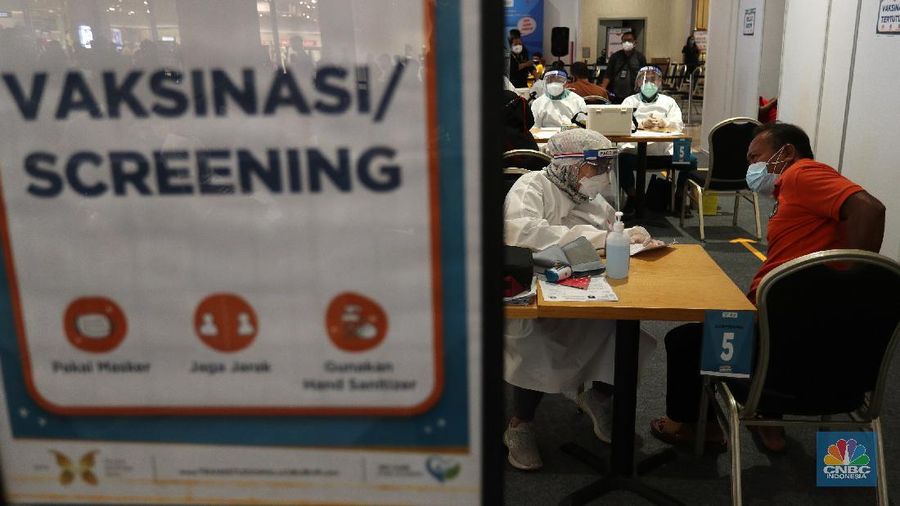 Menteri Kesehatan Budi Gunadi Sadikin (kiri) berbincang dengan tenaga kesehatan di Trans Studio Mall Cibubur, Jawa Barat, Senin (28/6/2021). CT Corp bekerja sama dengan Kementerian Kesehatan dan melibatkan RS Pusat Otak Nasional akan mengadakan program vaksinasi yang terbuka untuk semua KTP Indonesia di 10 lokasi jaringan usaha CT Corp di Jabodetabek. Program ini adalah bentuk CT Corp peduli keselamatan dan kesehatan masyarakat Indonesia.  (CNBC Indonesia/ Tri Susilo)