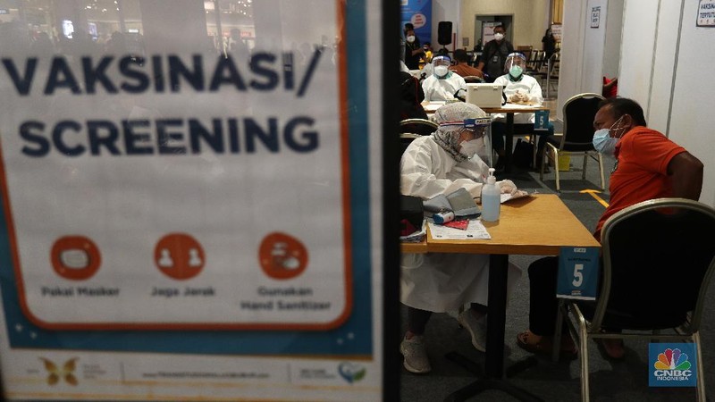 Menteri Kesehatan Budi Gunadi Sadikin (kiri) berbincang dengan tenaga kesehatan di Trans Studio Mall Cibubur, Jawa Barat, Senin (28/6/2021). CT Corp bekerja sama dengan Kementerian Kesehatan dan melibatkan RS Pusat Otak Nasional akan mengadakan program vaksinasi yang terbuka untuk semua KTP Indonesia di 10 lokasi jaringan usaha CT Corp di Jabodetabek. Program ini adalah bentuk CT Corp peduli keselamatan dan kesehatan masyarakat Indonesia.  (CNBC Indonesia/ Tri Susilo)