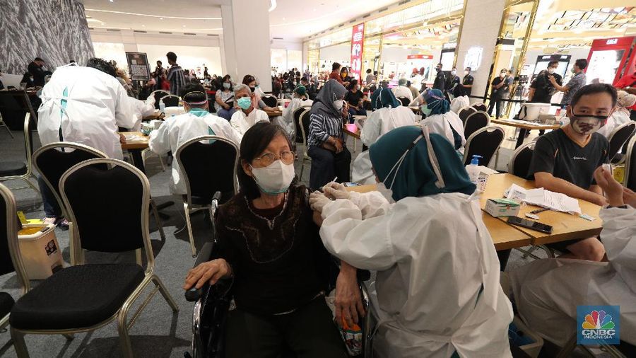 Vaksinasi di Trans Studio Mall Cibubur, Jawa Barat, Senin (28/6/2021).  CT Corp bekerja sama dengan Kementerian Kesehatan dan melibatkan RS Pusat Otak Nasional akan mengadakan program vaksinasi yang terbuka untuk semua KTP Indonesia di 10 lokasi jaringan usaha CT Corp di Jabodetabek. Program ini adalah bentuk CT Corp peduli keselamatan dan kesehatan masyarakat Indonesia.  (վ/ Tri Susilo)