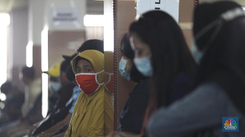 Warga mengikuti vaksinasi massal Covid-19 gelaran Pemkot, Jakarta Timur, di Gelanggang Olahraga (GOR) Ciracas, Senin (28/6/2021). Kouta vaksinasi di GOR Ciracas 1.000 per hari, terdiri dari 500 warga Kecamatan Ciracas dan 500 warga Kelurahan Pasar Rebo. Warga yang tidak memiliki KTP DKI Jakarta pun bisa mengikuti vaksinasi gratis dengan syarat membawa surat pengantar RT/RW. Bagi warga non DKI namun bekerja di Jakarta maka cukup membawa surat pengantar dari perusahaan tempatnya bekerja sebagai syarat mengikuti vaksinasi gratis. 
   (CNBC Indonesia/ Tri Susilo)