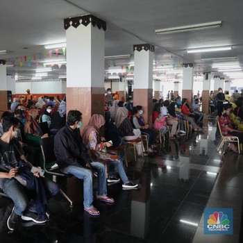 Ramai! Penampakan Vaksinasi Covid-19 di GOR Ciracas Jaktim