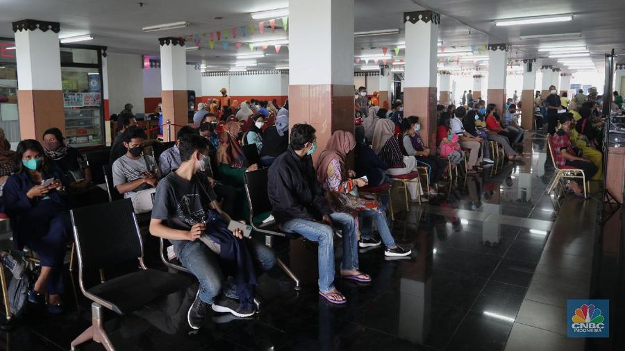 Warga mengikuti vaksinasi massal Covid-19 gelaran Pemkot, Jakarta Timur, di Gelanggang Olahraga (GOR) Ciracas, Senin (28/6/2021). Kouta vaksinasi di GOR Ciracas 1.000 per hari, terdiri dari 500 warga Kecamatan Ciracas dan 500 warga Kelurahan Pasar Rebo. Warga yang tidak memiliki KTP DKI Jakarta pun bisa mengikuti vaksinasi gratis dengan syarat membawa surat pengantar RT/RW. Bagi warga non DKI namun bekerja di Jakarta maka cukup membawa surat pengantar dari perusahaan tempatnya bekerja sebagai syarat mengikuti vaksinasi gratis. 
   (CNBC Indonesia/ Tri Susilo)