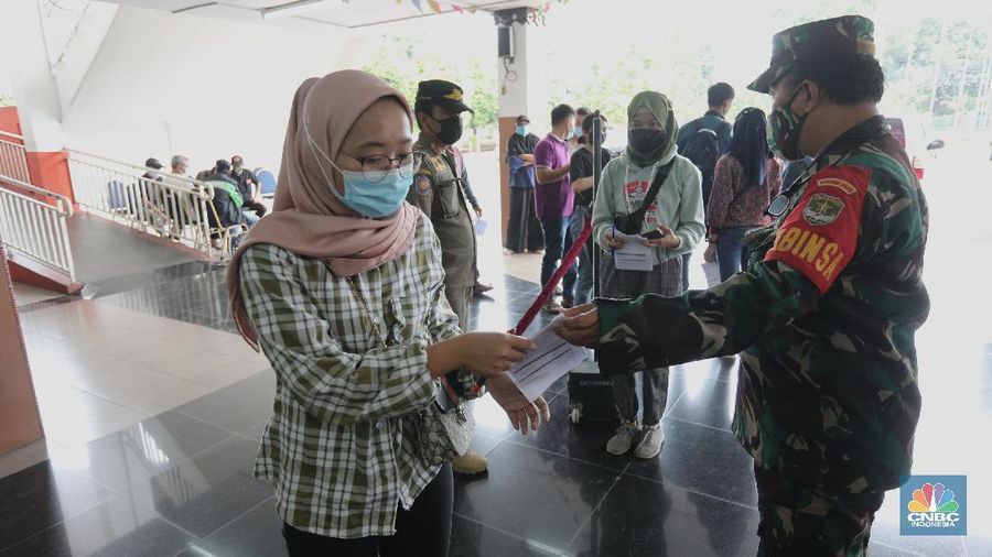 Warga mengikuti vaksinasi massal Covid-19 gelaran Pemkot, Jakarta Timur, di Gelanggang Olahraga (GOR) Ciracas, Senin (28/6/2021). Kouta vaksinasi di GOR Ciracas 1.000 per hari, terdiri dari 500 warga Kecamatan Ciracas dan 500 warga Kelurahan Pasar Rebo. Warga yang tidak memiliki KTP DKI Jakarta pun bisa mengikuti vaksinasi gratis dengan syarat membawa surat pengantar RT/RW. Bagi warga non DKI namun bekerja di Jakarta maka cukup membawa surat pengantar dari perusahaan tempatnya bekerja sebagai syarat mengikuti vaksinasi gratis. 
   (CNBC Indonesia/ Tri Susilo)